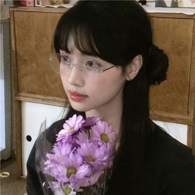 穿条纹衣的男孩